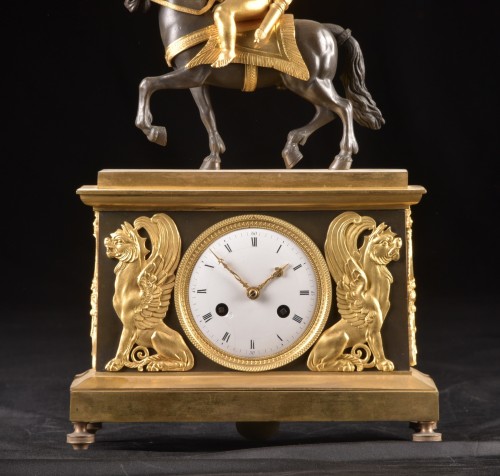 Cupidon à cheval, pendule de cheminée Directoire - Mora Antiques