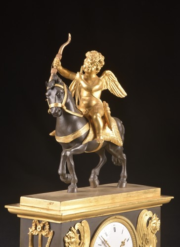 XVIIIe siècle - Cupidon à cheval, pendule de cheminée Directoire