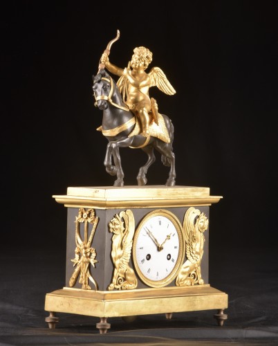 Cupidon à cheval, pendule de cheminée Directoire - Directoire