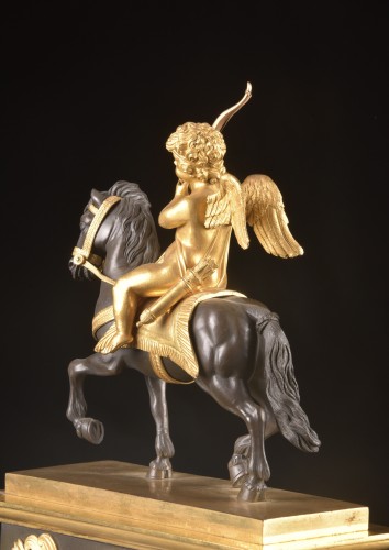 Antiquités - Cupidon à cheval, pendule de cheminée Directoire