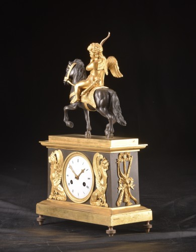 Antiquités - Cupidon à cheval, pendule de cheminée Directoire