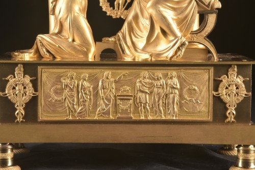 Pendule de cheminée Empire, « Le couronnement de la vertu » par Drouot - Mora Antiques