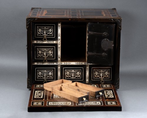 Antiquités - An early 17th c. Italian ebony and ivory inlaid cabinet