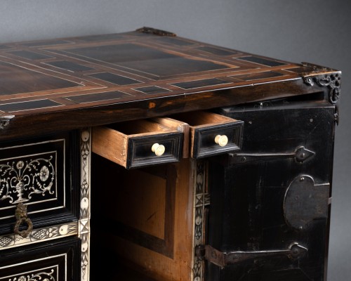 Antiquités - An early 17th c. Italian ebony and ivory inlaid cabinet