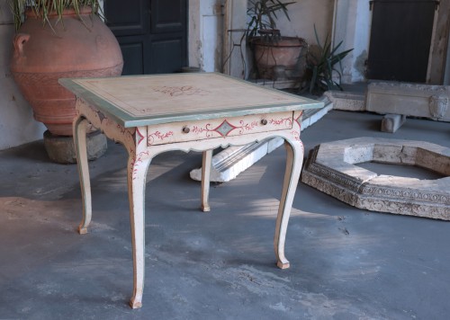 Lacquered table with decorations, Tuscany, 18th century - Furniture Style Louis XV