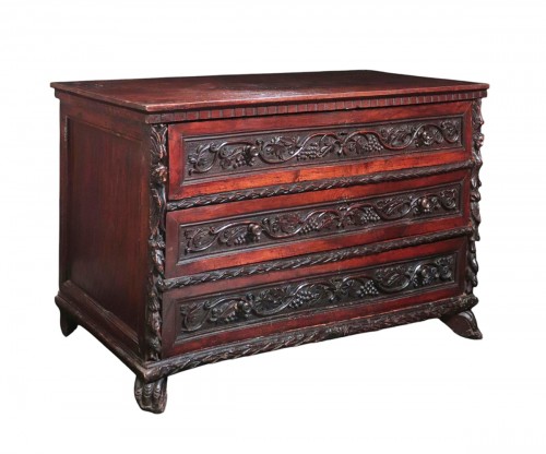 Solid walnut carved Chest Of Drawers, Italy 17th Century