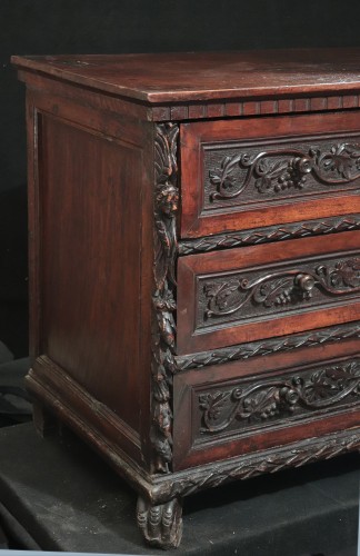 Mobilier Commode - Commode en noyer massif sculpté avec cariatides, Italie 17e siècle