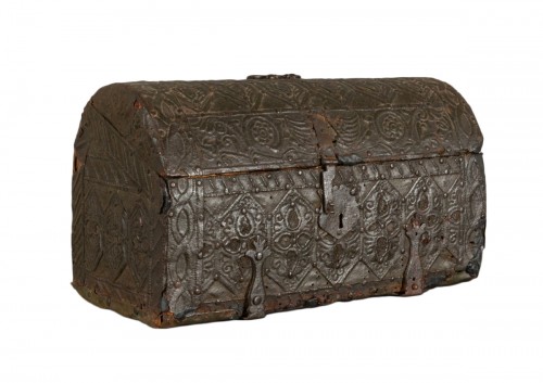 Iron and leather box, Tuscany 16th century