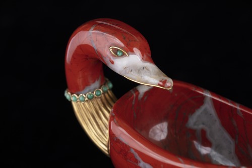 Verseuse en jaspe rouge avec applications de bronze doré et pierres tendres - Phidias Antiques