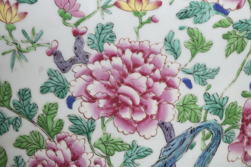 Grand vase en porcelaine polychrome, Manufacture de Samson XIXe siècle - Céramiques, Porcelaines Style Restauration - Charles X