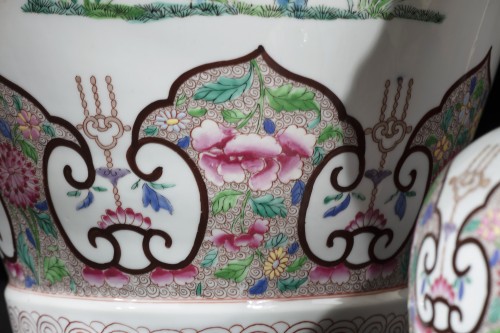 Large Polychrome Porcelain Vase In Shades Of Green And Pink, On A White Bac - Restauration - Charles X