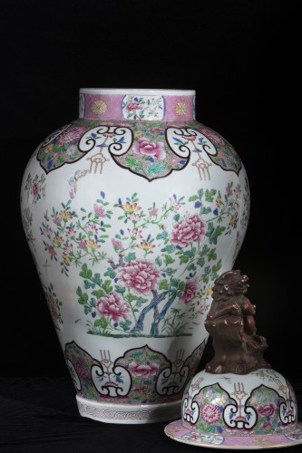 Restauration - Charles X - Large Polychrome Porcelain Vase In Shades Of Green And Pink, On A White Bac