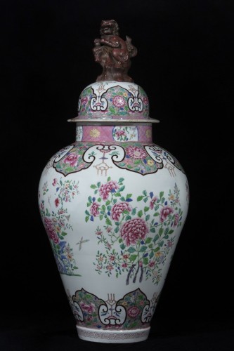 Antiquités - Large Polychrome Porcelain Vase In Shades Of Green And Pink, On A White Bac