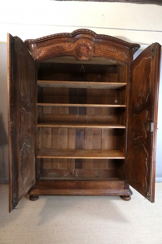 Antiquités - Armoire lyonnaise du XVIIIe siècle