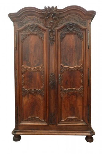 Armoire lyonnaise du  XVIIIe siècle en noyer