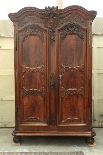 Armoire lyonnaise du  XVIIIe siècle en noyer - Mobilier Style Louis XV