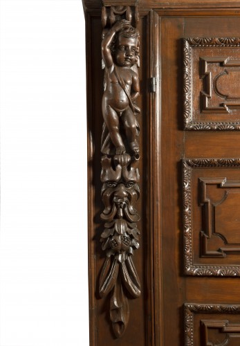 Armoire Italienne du 17e siècle en bois de noyer  - Louis XIV