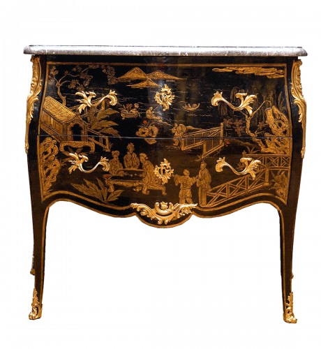 Commode Louis XV en laque orientale montée sur bronze doré