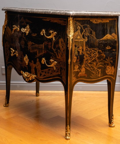 Commode Louis XV en laque orientale montée sur bronze doré - Mobilier Style Louis XVI