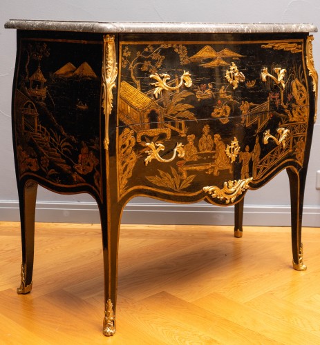 Commode Louis XV en laque orientale montée sur bronze doré - Richard Redding Antiques