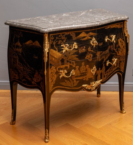 XVIIIe siècle - Commode Louis XV en laque orientale montée sur bronze doré