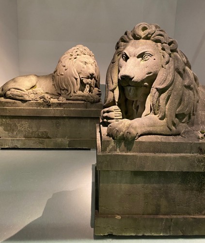 19th century - Exceptional pair of 19th century monumental bluestone lions. Belgium around