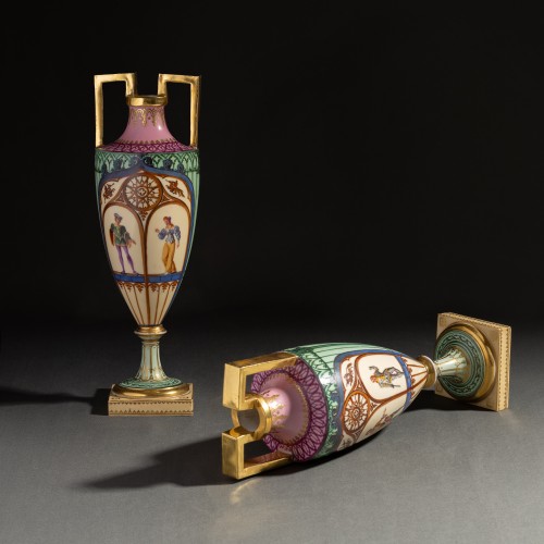 Dihl And Guérhard - Pair Of &quot;spindle&quot; Vases With Troubadour Decor - Porcelain & Faience Style Restauration - Charles X