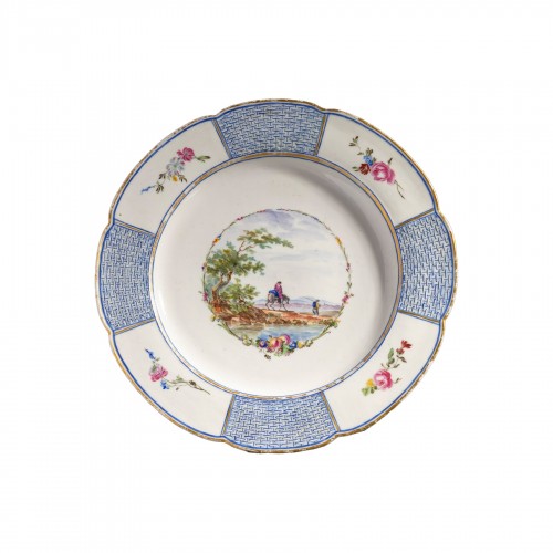 Mennecy, Circa 1760 - Very Rare Soft Porcelain Dinner Plate