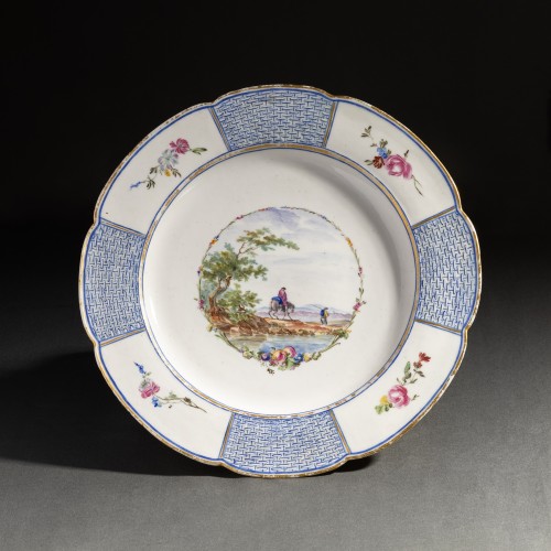 Mennecy, Circa 1760 - Very Rare Soft Porcelain Dinner Plate - Porcelain & Faience Style Transition