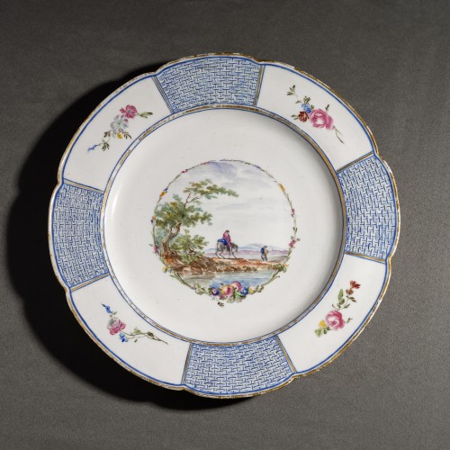 Mennecy, Circa 1760 - Very Rare Soft Porcelain Dinner Plate - 