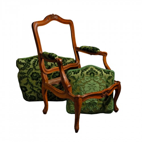 Fauteuil à châssis en bois naturel et velours ciselé, Paris époque Louis XV 