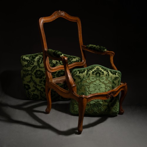 Fauteuil à châssis en bois naturel et velours ciselé, Paris époque Louis XV  - Sièges Style Louis XV