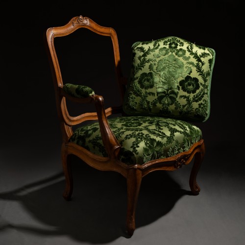 Sièges Fauteuil & Bergère - Fauteuil à châssis en bois naturel et velours ciselé, Paris époque Louis XV 