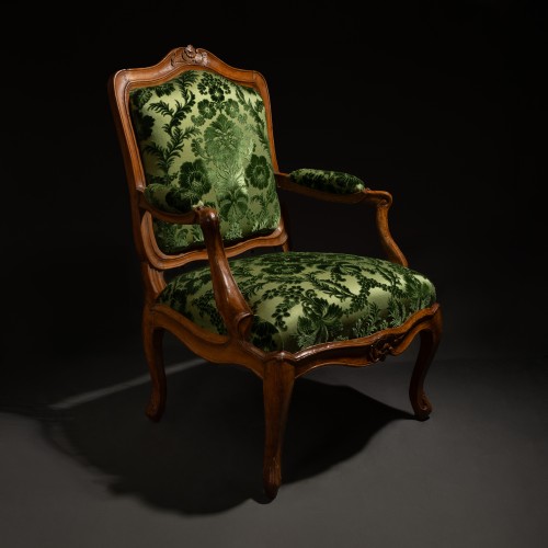 Fauteuil à châssis en bois naturel et velours ciselé, Paris époque Louis XV  - Schoppmann Art and Antiques