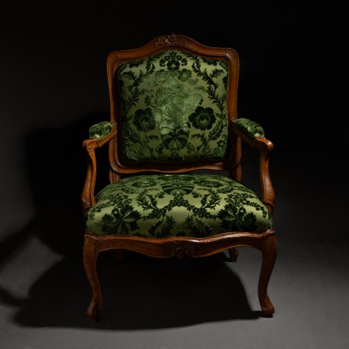 XVIIIe siècle - Fauteuil à châssis en bois naturel et velours ciselé, Paris époque Louis XV 