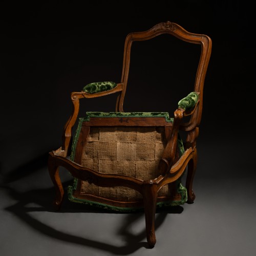 Fauteuil à châssis en bois naturel et velours ciselé, Paris époque Louis XV  - Louis XV