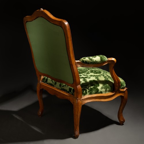 Louis XV - Fauteuil à châssis en bois naturel et velours ciselé, Paris époque Louis XV 