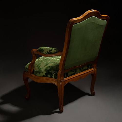 Antiquités - Fauteuil à châssis en bois naturel et velours ciselé, Paris époque Louis XV 