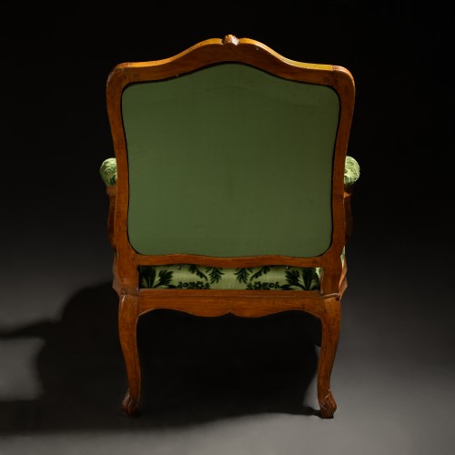 Antiquités - Fauteuil à châssis en bois naturel et velours ciselé, Paris époque Louis XV 