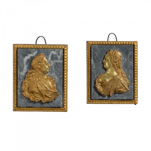 Paire de portraits de profil de Louis XIV et Marie Thérèse  en  bronze doré et marbre Saint-Anne