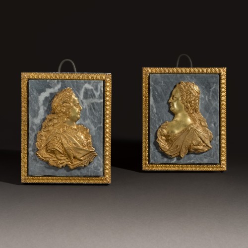 Paire de portraits de profil de Louis XIV et Marie Thérèse  en  bronze doré et marbre Saint-Anne - Objet de décoration Style Napoléon III