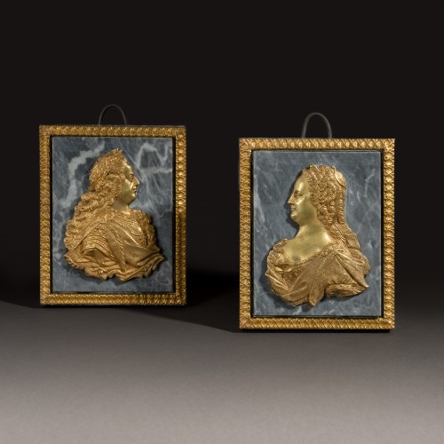 Objet de décoration  - Paire de portraits de profil de Louis XIV et Marie Thérèse  en  bronze doré et marbre Saint-Anne