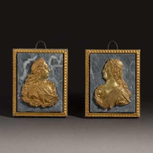 Paire de portraits de profil de Louis XIV et Marie Thérèse  en  bronze doré et marbre Saint-Anne - Schoppmann Art and Antiques