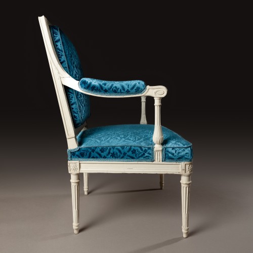 XVIIIe siècle - Fauteuil à la Reine en hêtre laqué et velours de soie Estampillé Georges Jacob, maître en 1765