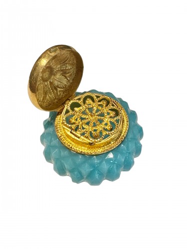 Vinaigrette en or et cristal d'opale "turquoise" - Objets de Vitrine Style Restauration - Charles X