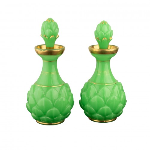 Baccarat - Paire de flacons en opaline verte