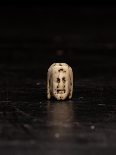 Une perle de chapelet Janus 17ème Memento Mori flamand en ivoire sculpté - Objets de Curiosité Style 