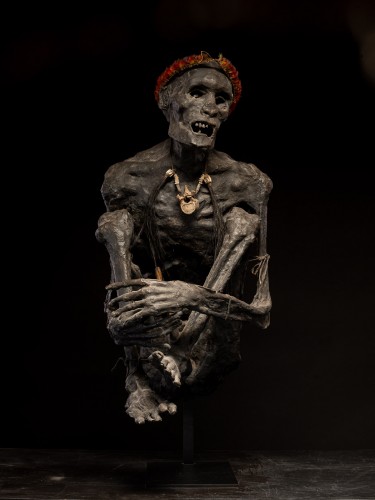 Sculptured model of a smoked Papua Mummie, papier mâché, 20th Century - Curiosities Style 