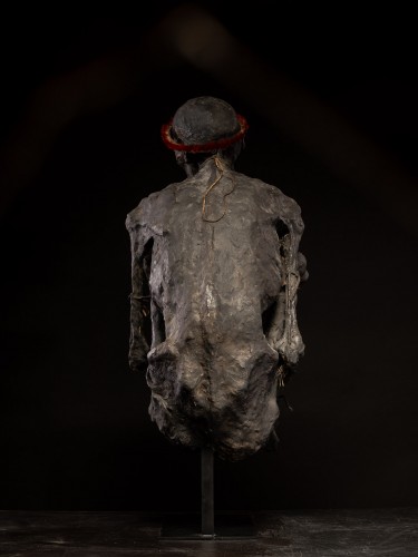 20th century - Sculptured model of a smoked Papua Mummie, papier mâché, 20th Century