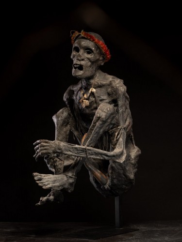 Antiquités - Sculptured model of a smoked Papua Mummie, papier mâché, 20th Century